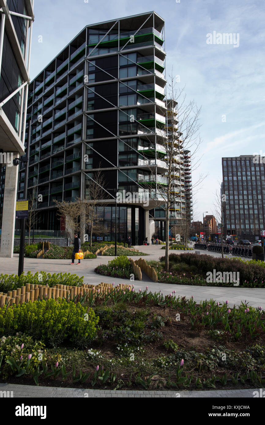 Tideway Village, péniche amarrée à côté de la communauté Battersea Power Station, Nine Elms , London, Greater London, England, UK Banque D'Images