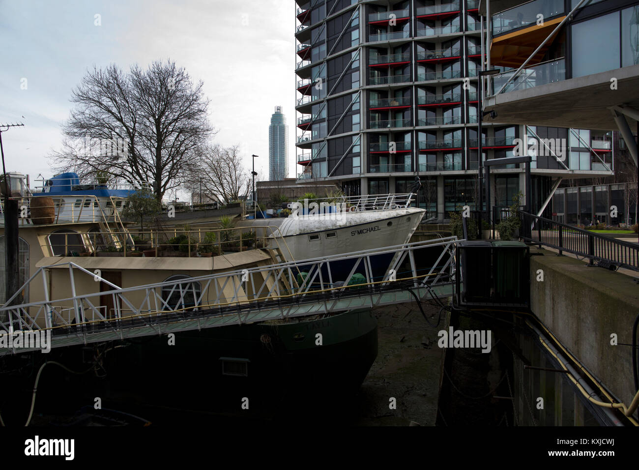 Tideway Village, péniche amarrée à côté de la communauté Battersea Power Station, Nine Elms , London, Greater London, England, UK Banque D'Images