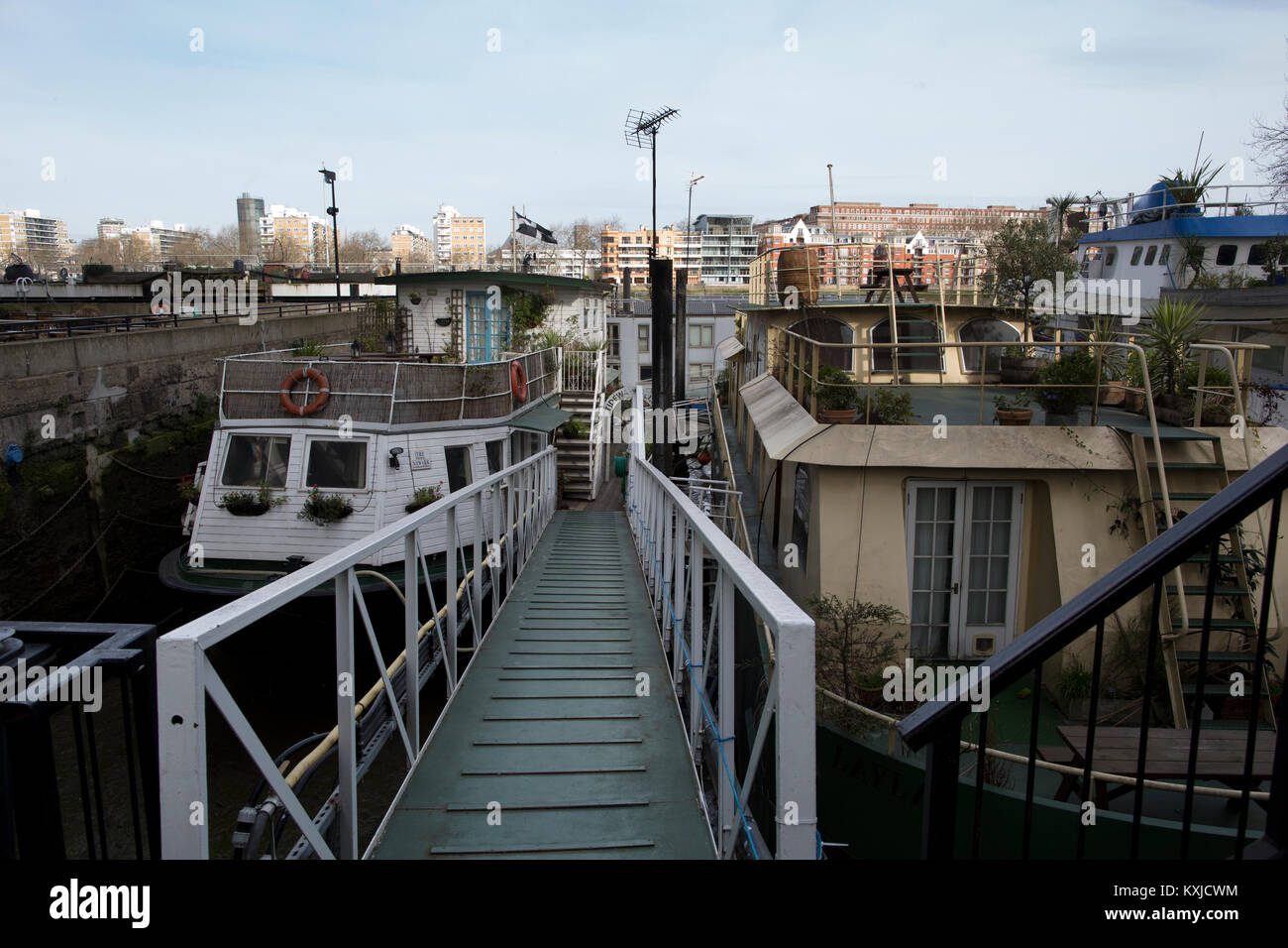 Tideway Village, péniche amarrée à côté de la communauté Battersea Power Station, Nine Elms , London, Greater London, England, UK Banque D'Images