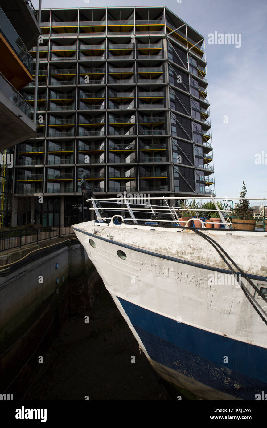 Tideway Village, péniche amarrée à côté de la communauté Battersea Power Station, Nine Elms , London, Greater London, England, UK Banque D'Images