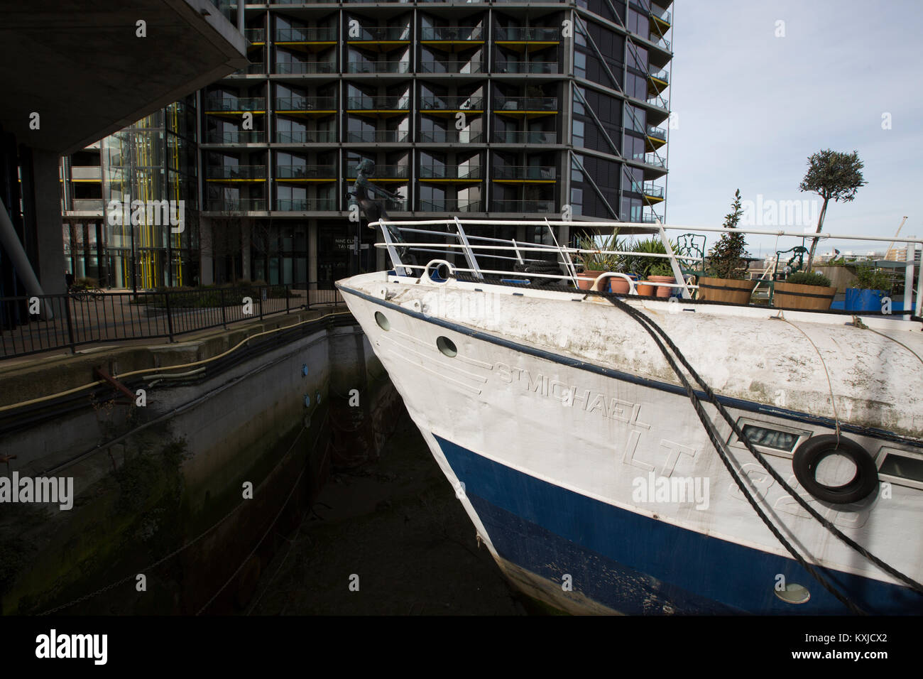 Tideway Village, péniche amarrée à côté de la communauté Battersea Power Station, Nine Elms , London, Greater London, England, UK Banque D'Images