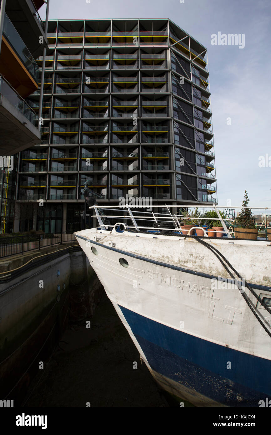 Tideway Village, péniche amarrée à côté de la communauté Battersea Power Station, Nine Elms , London, Greater London, England, UK Banque D'Images
