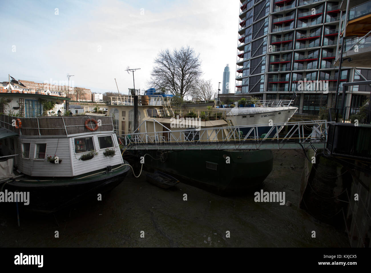 Tideway Village, péniche amarrée à côté de la communauté Battersea Power Station, Nine Elms , London, Greater London, England, UK Banque D'Images