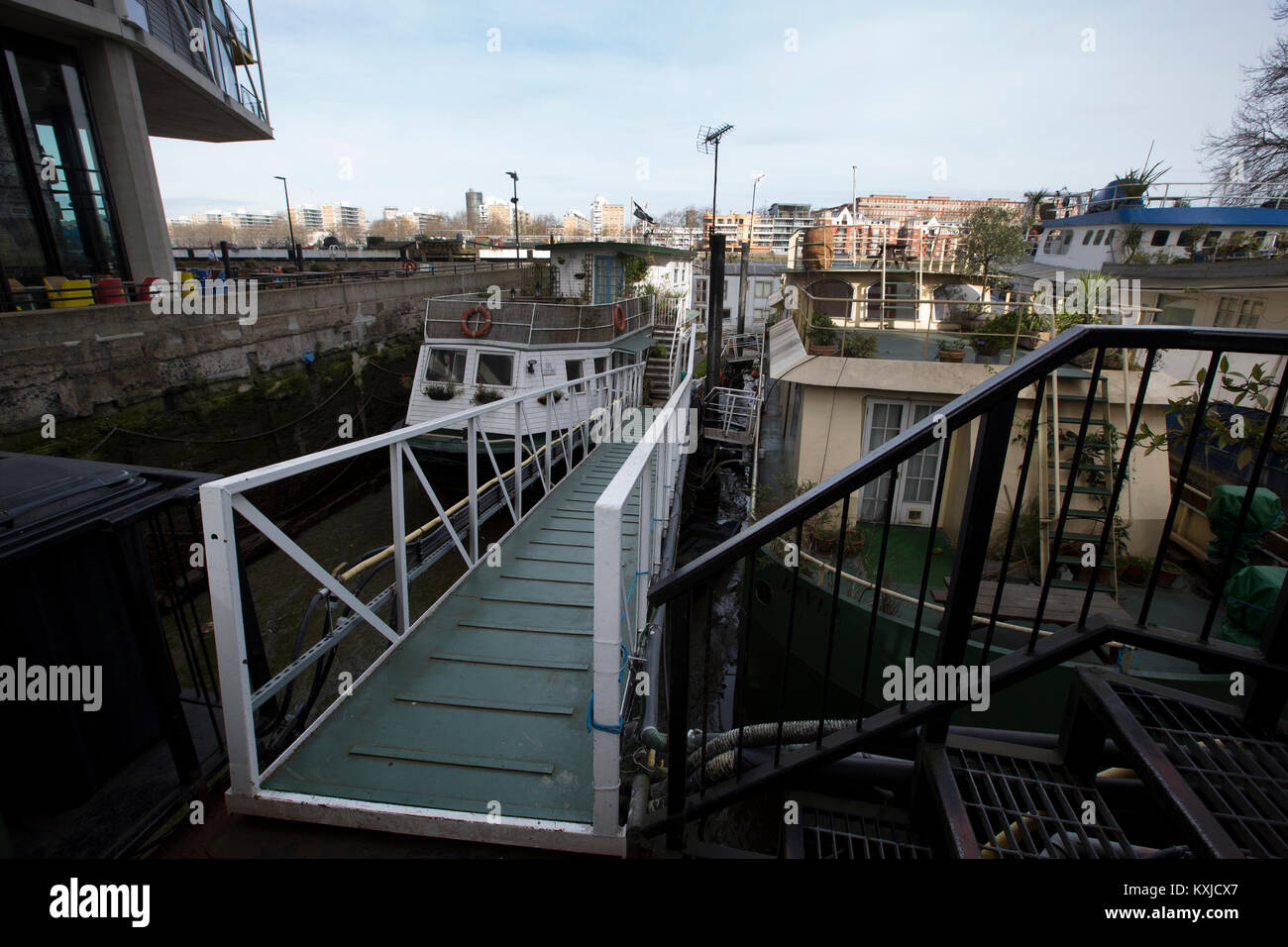Tideway Village, péniche amarrée à côté de la communauté Battersea Power Station, Nine Elms , London, Greater London, England, UK Banque D'Images