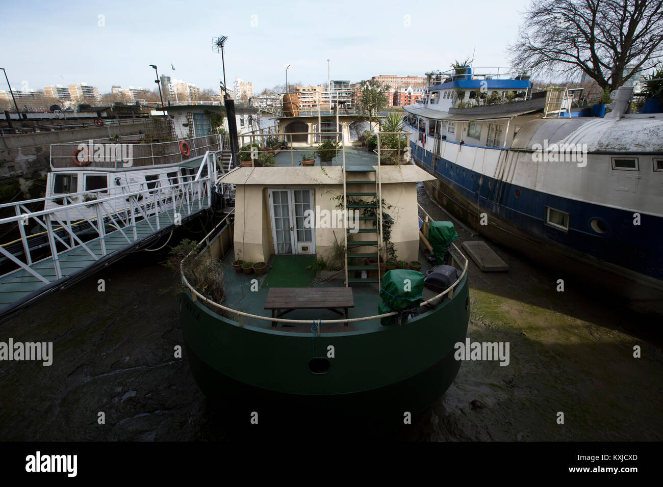 Tideway Village, péniche amarrée à côté de la communauté Battersea Power Station, Nine Elms , London, Greater London, England, UK Banque D'Images