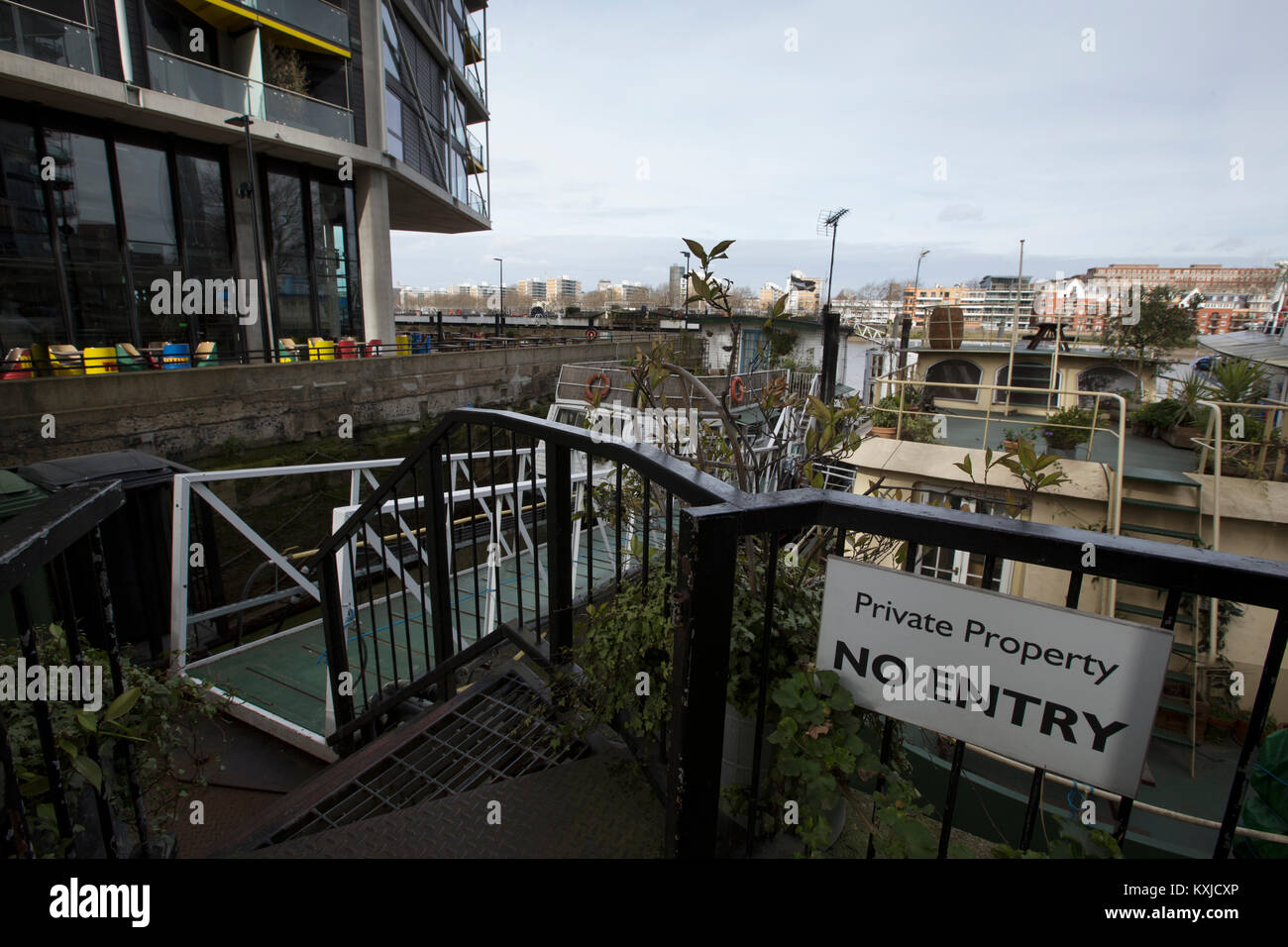 Tideway Village, péniche amarrée à côté de la communauté Battersea Power Station, Nine Elms , London, Greater London, England, UK Banque D'Images