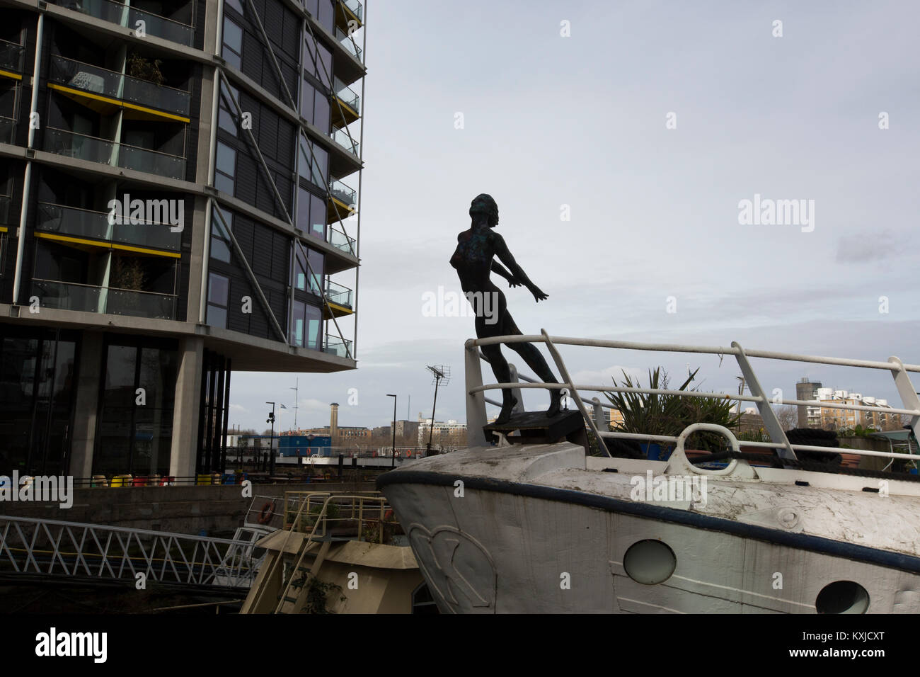 Tideway Village, péniche amarrée à côté de la communauté Battersea Power Station, Nine Elms , London, Greater London, England, UK Banque D'Images