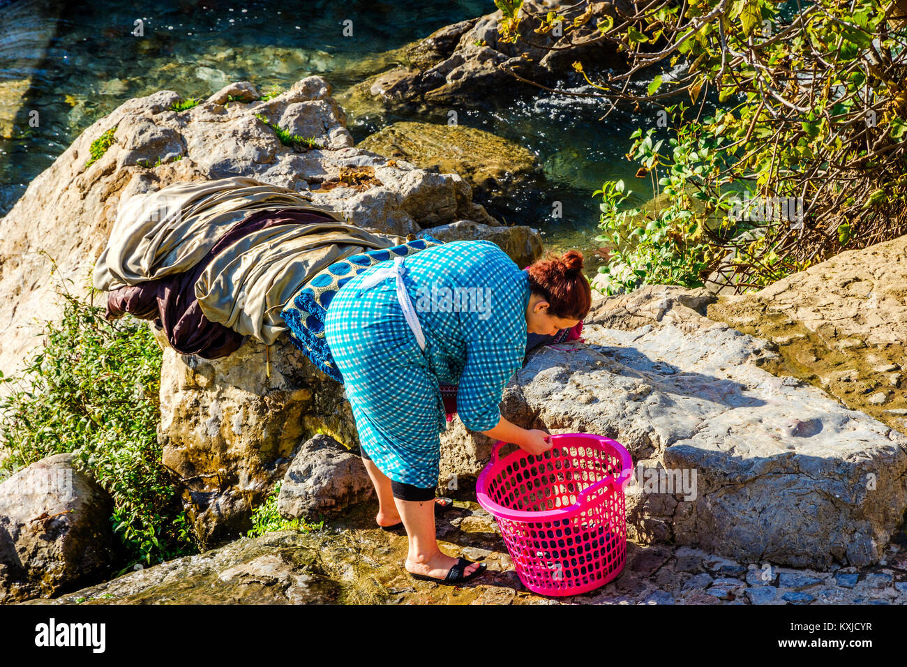 Chefchaouen, Maroc - 8 décembre : Girl dans la rivière à Chefchaouen. Décembre 2016 Banque D'Images
