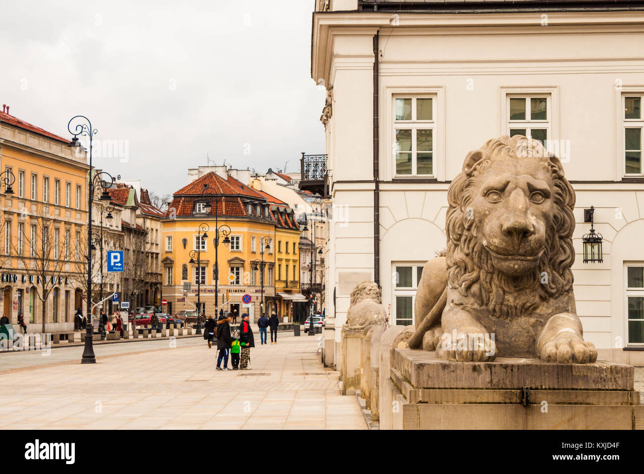 Varsovie, Pologne - 23 Février 2017 : Sculpture de lion en face du palais présidentiel à la rue Krakowskie Przedmiescie à Varsovie, Pologne. Banque D'Images