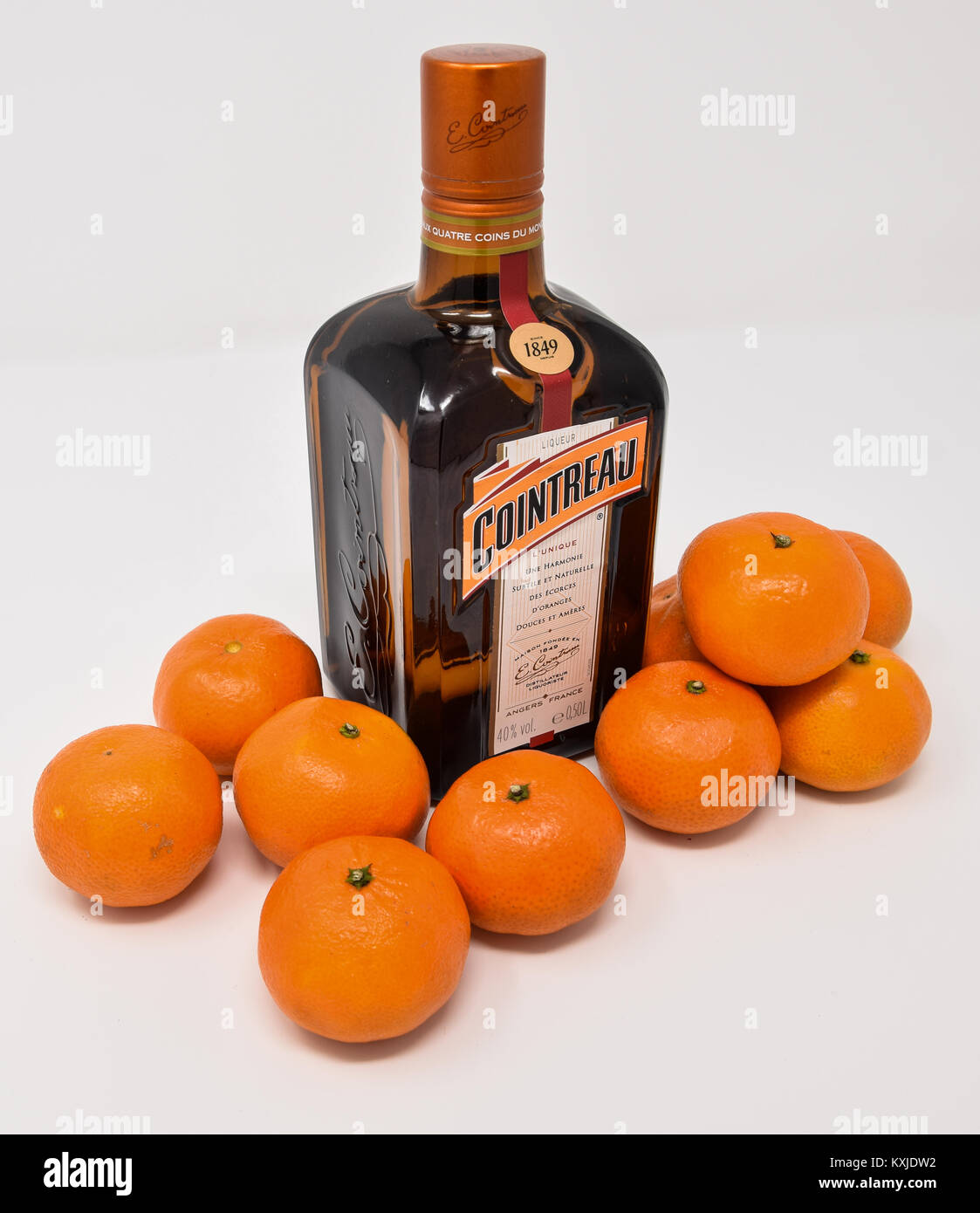Reading, Royaume-Uni - 31 décembre 2017 : une bouteille de Cointreau, liqueur d'orange avec des oranges clémentines Banque D'Images