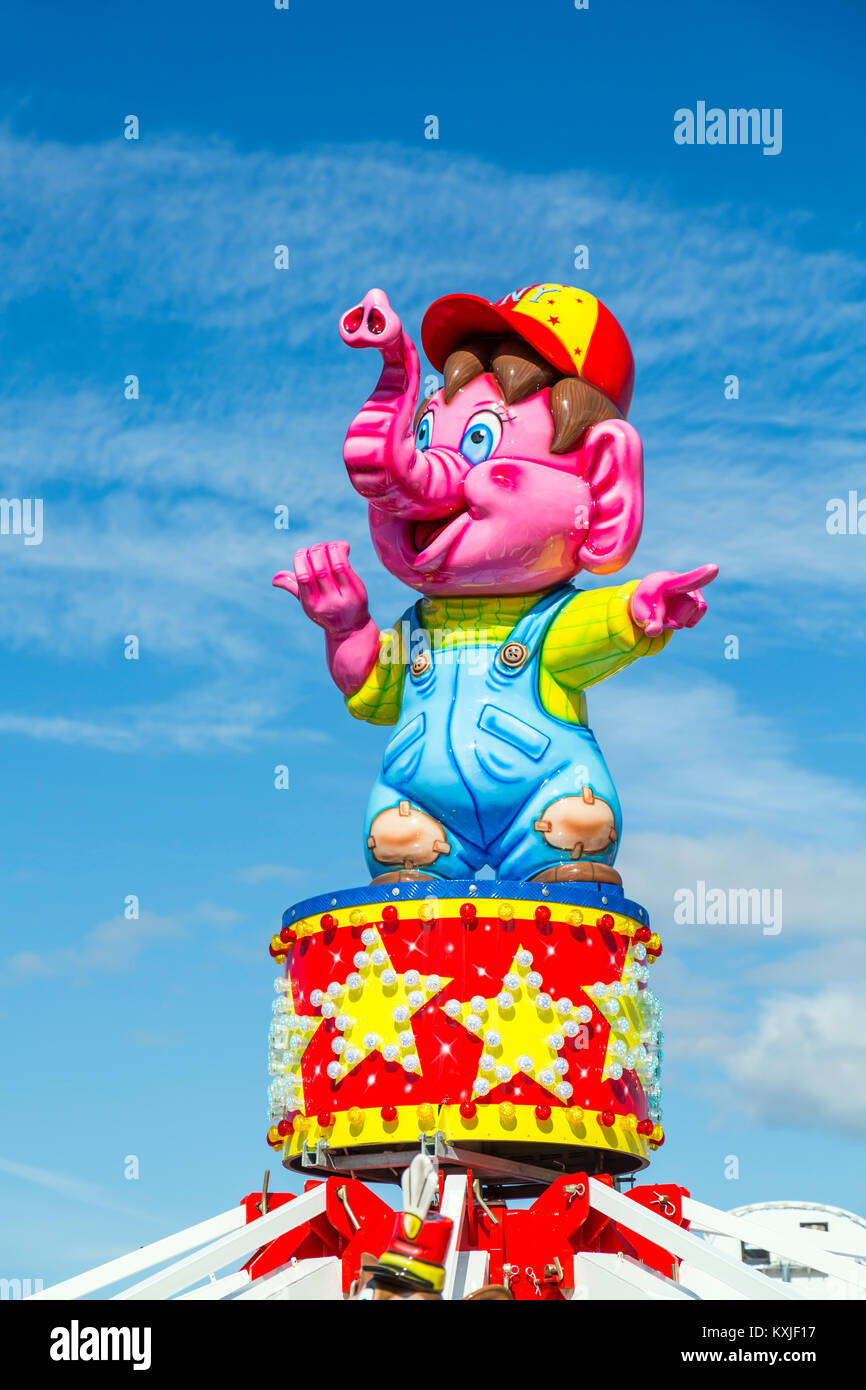Détail d'une figure d'éléphant sur une foire au soleil d'été contre le ciel bleu, Royaume-Uni Banque D'Images