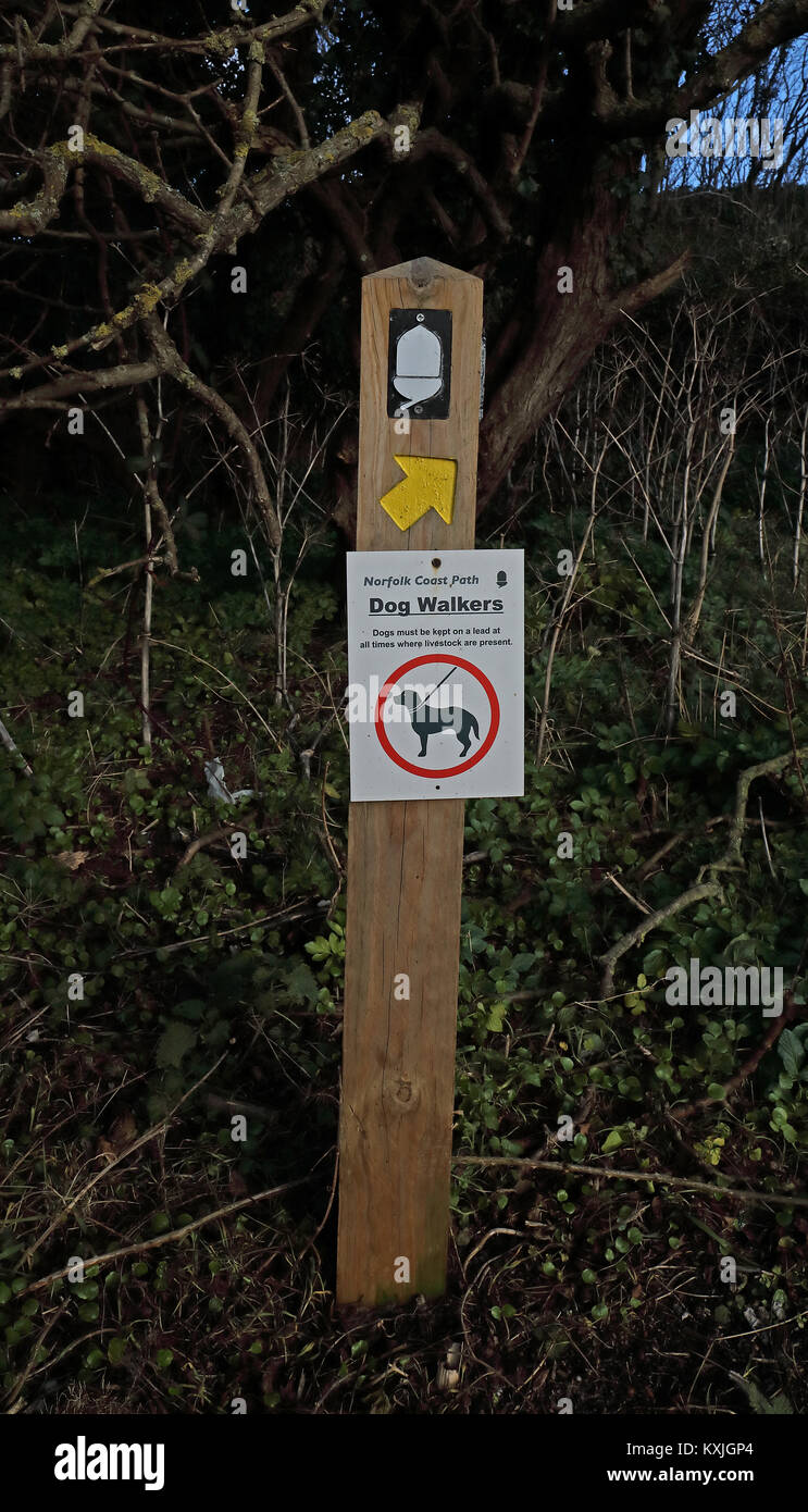 Signe pour Norfolk Coast Path et les chiens sur les leads Waxham, Norfolk, UK Janvier Banque D'Images