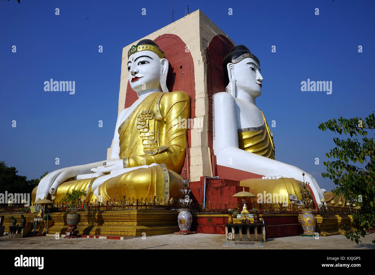 BAGO, MYANMAR - CIRCA AVRIL 2017 Kyaikpun Buddha Banque D'Images