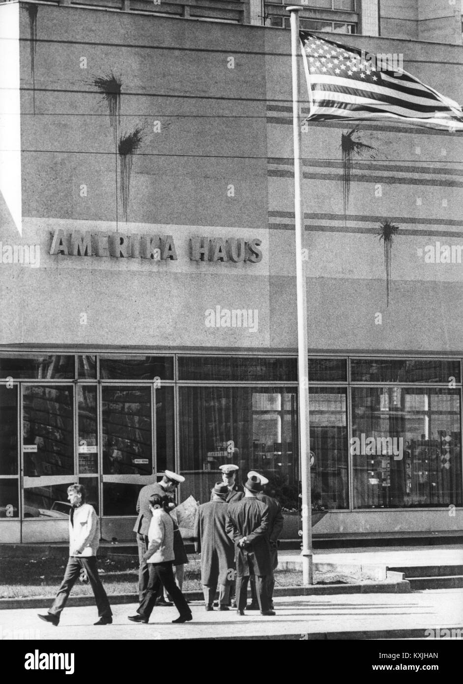Taches de couleur au-dessus de l'écriture 'Amerika Haus'. Au cours de la Pâques mars à Berlin le 26 mars 1967, un petit groupe s'est distanciée de la manifestation et ont jeté de la peinture rouge sur la façade de l'Amerikahaus. La police comptait douze kleks rouge de la peinture, et les sacs en plastique, qui ont été débordant sur la façade et remplis de peinture, les vêtements souillés aussi de certains passants. Dans le monde d'utilisation | Banque D'Images