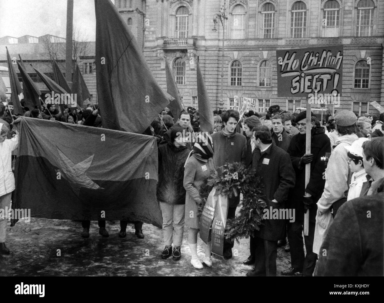 Les participants étrangers pour la plupart du Vietnam conférence tenue l'autre jour démontrer au monument aux victimes du fascisme à Berlin contre la guerre du Vietnam le 18 février en 1968. Dans le monde d'utilisation | Banque D'Images