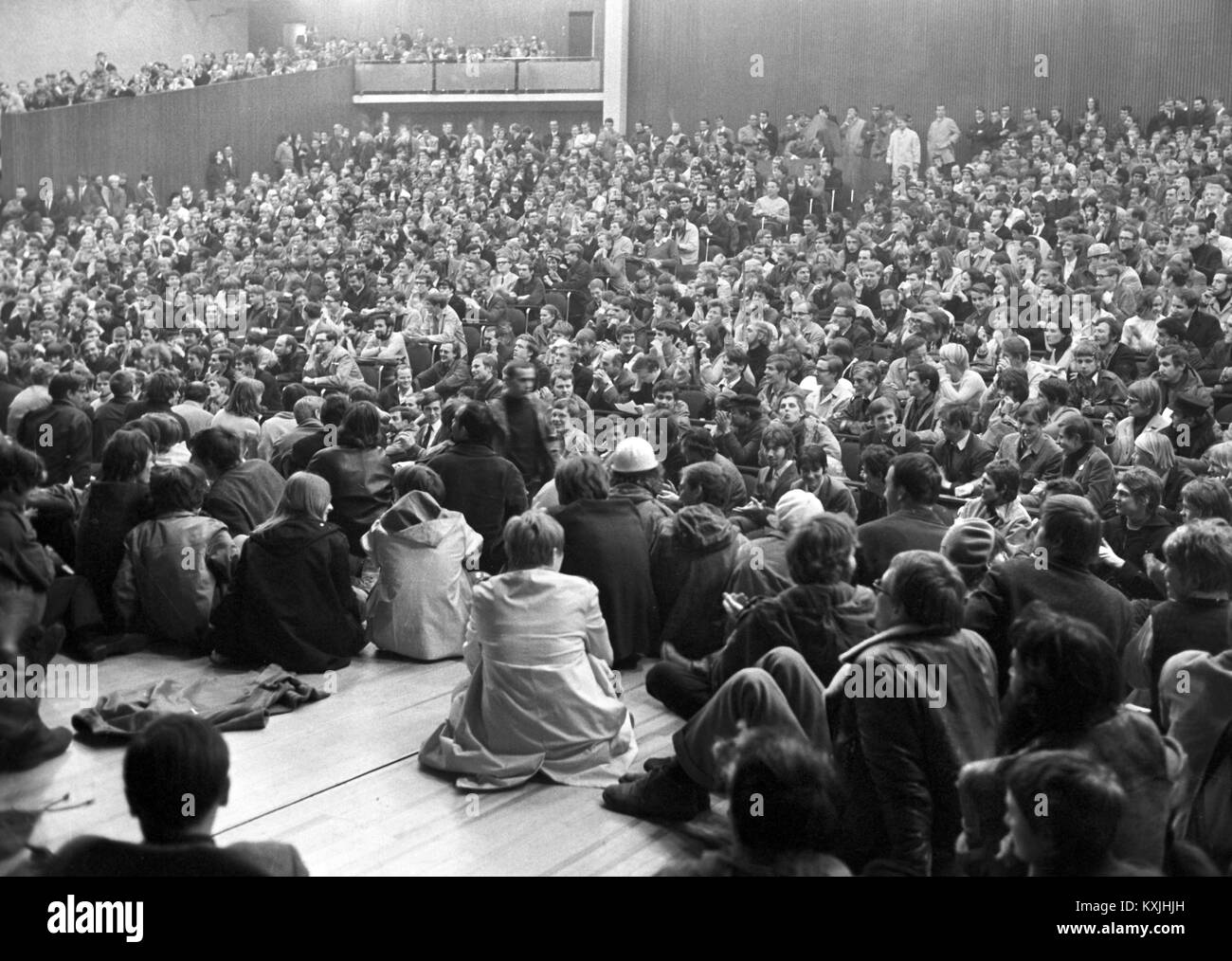 Discussion sur les émeutes de Pâques à l'Université de Francfort, le 16 avril 1968. L'AStA offres le sénateur de l'intérieur Ruhnau sa démission. Dans le monde d'utilisation | Banque D'Images