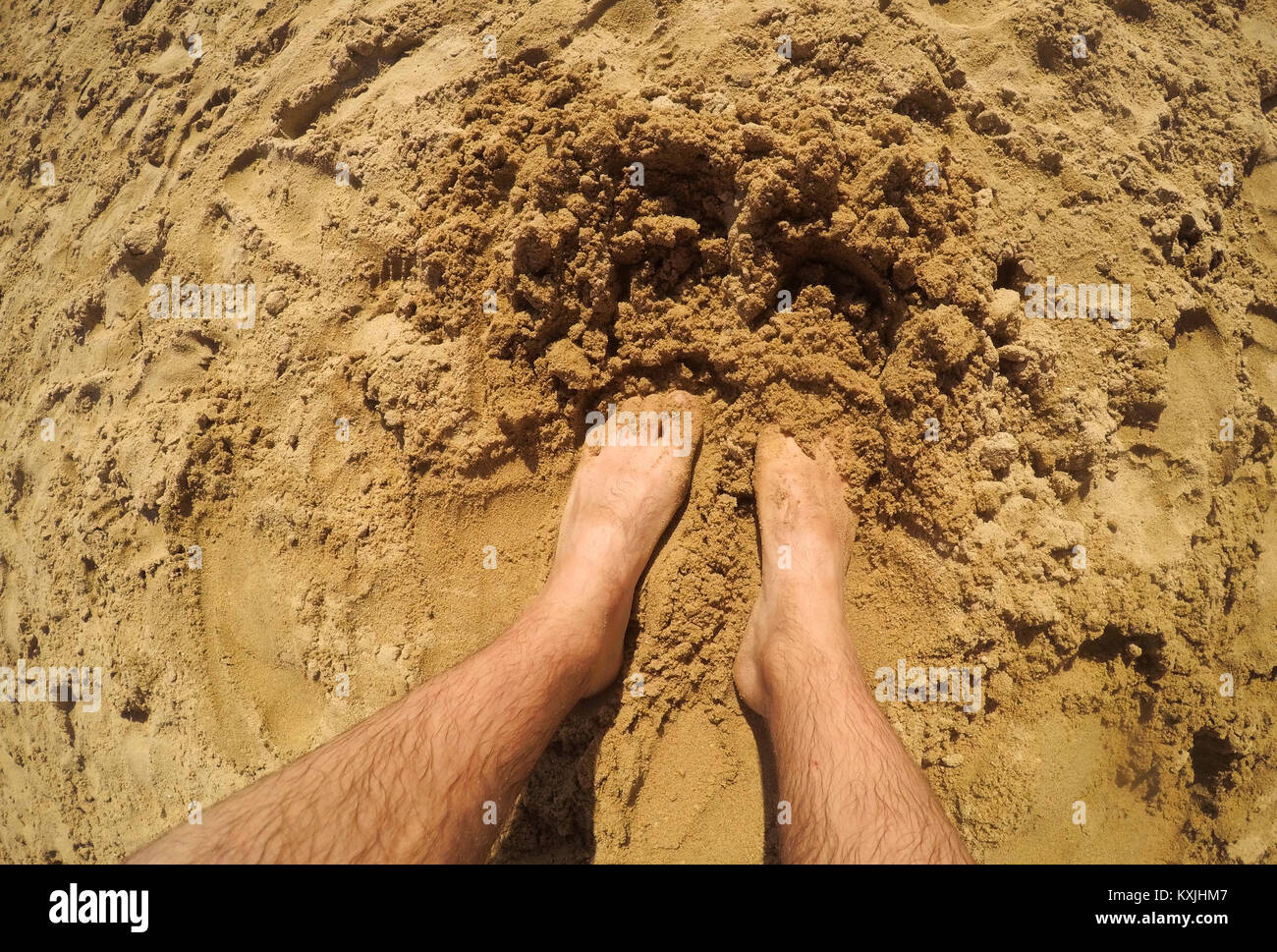 Homme nu debout dans la plage de sable, vue de dessus de pieds masculins comme des vacances et des vacances à fond la saison with copy space Banque D'Images