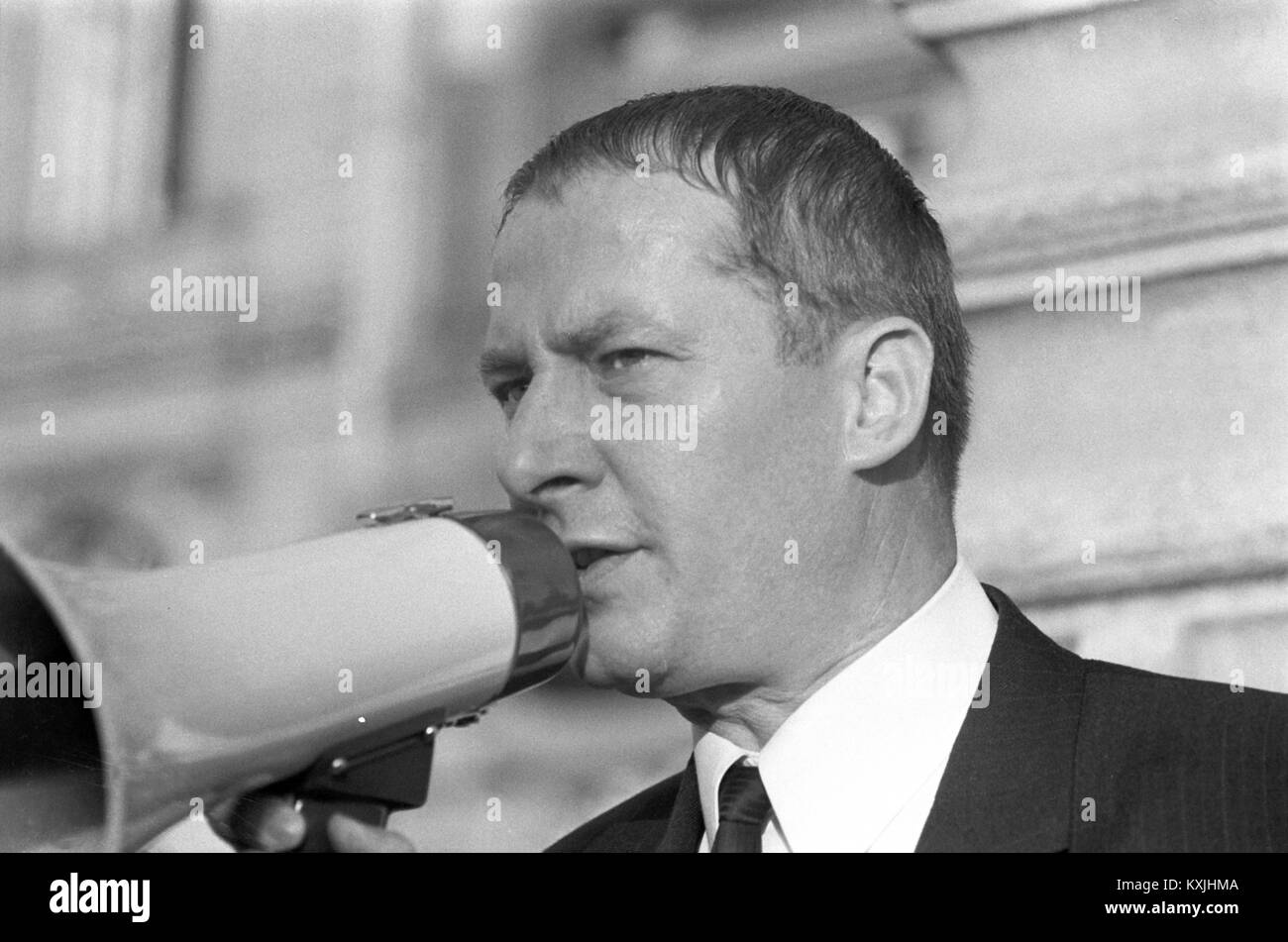 Avocat Heinrich Hannover parle pendant un mégaphone après le prononcé du jugement contre Daniel Cohn-Bendit. À sa droite SDD président Karl-Dietrich Wolff, au très bon leader étudiant Hans-Jürgen Krahl. L'Union des étudiants allemands socialistes (SDS) est titulaire d'un apprentissage à l'occasion du processus contre leader étudiant Daniel Cohn-Bendit le 27 septembre 1968 à Frankfurt am Main. Dans le monde d'utilisation | Banque D'Images