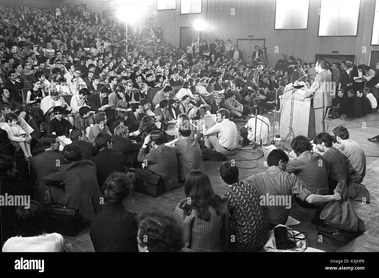 Vue de la salle de conférence au cours d'un apprentissage à l'Université de Cologne le 06 mai 1969. Environ 2 000 étudiants se sont réunis pour un apprentissage pour discuter de la Loi de l'enseignement supérieur de Rhénanie du Nord-Westphalie de façon critique. Dans le monde d'utilisation | Banque D'Images