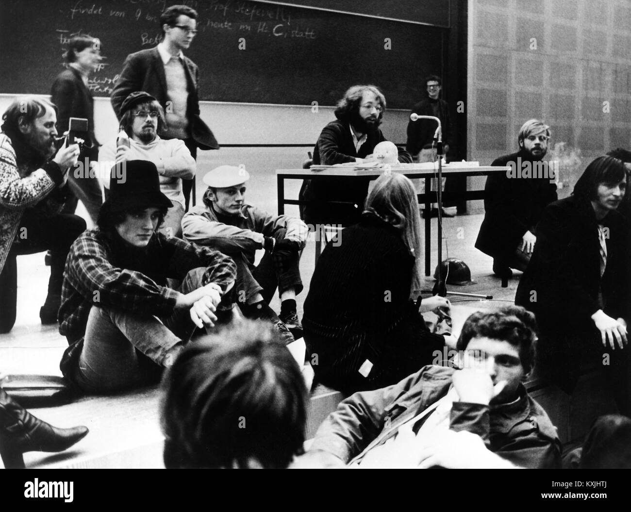Fritz Teufel (M, derrière microphone), une célèbre figure de l'étudiant allemand manifestations dans le 1960th et 70e, au cours d'un apprentissage à l'Université d'Erlangen, le 11 novembre 1968. Dans le monde d'utilisation | Banque D'Images