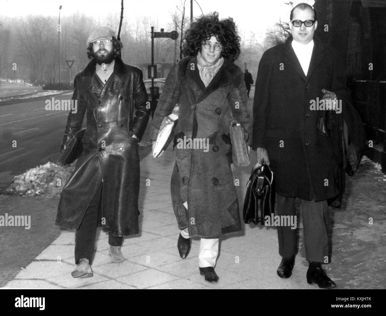 Fritz Teufel (l) et Rainer Langhans avec leur avocat Horst Mahler (r), sur leur façon de procès le 4 mars 1968 à Berlin Ouest. Le 4 mars 1968, le procès contre d'anciens étudiants Rainer Langhans et Fritz Teufel a commencé en avant de la 6e Grande Chambre de la Cour régionale de Berlin Ouest, les accusant de l'incendie criminel, qui mettaient en danger les êtres humains. Les défendeurs auraient commis cette infraction en distribuant des tracts devant la cafétéria de Freie Universität de Berlin ouest sur Mai 24,1967. Langhans et Teufel, qui sont 27 et 24 ans, ont comparu au procès dans 'Mao-robes' en orange et citron vert gr Banque D'Images