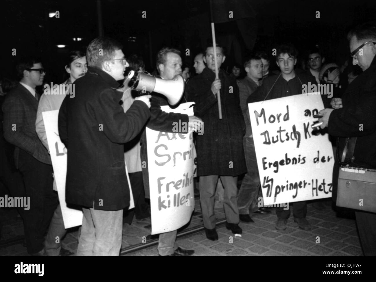 Immédiatement après la tentative d'assassinat en avril 1968 sur Rudi Dutschke, les étudiants manifester devant l'Springerverlag à Essen. Dans le monde d'utilisation | Banque D'Images