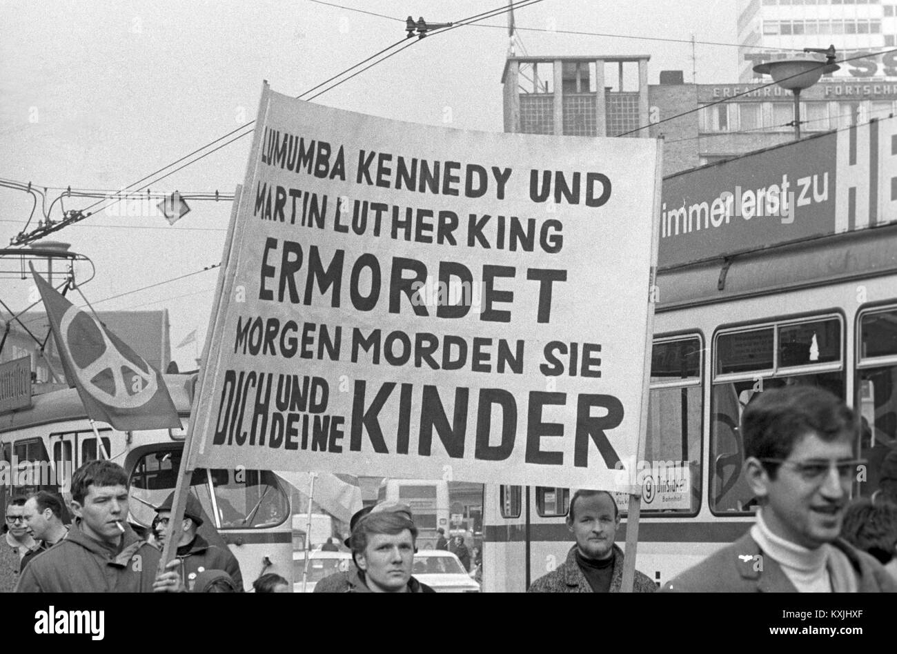 Environ 1 500 participants le début mars Pâques de Duisburg à Oberhausen le 13 avril en 1968. Ils présentent des bannières, ici dire "Lumumba Kennedy et Martin Luther King assassiné. Demain, ils vous tueront et vos enfants". Dans le monde d'utilisation | Banque D'Images
