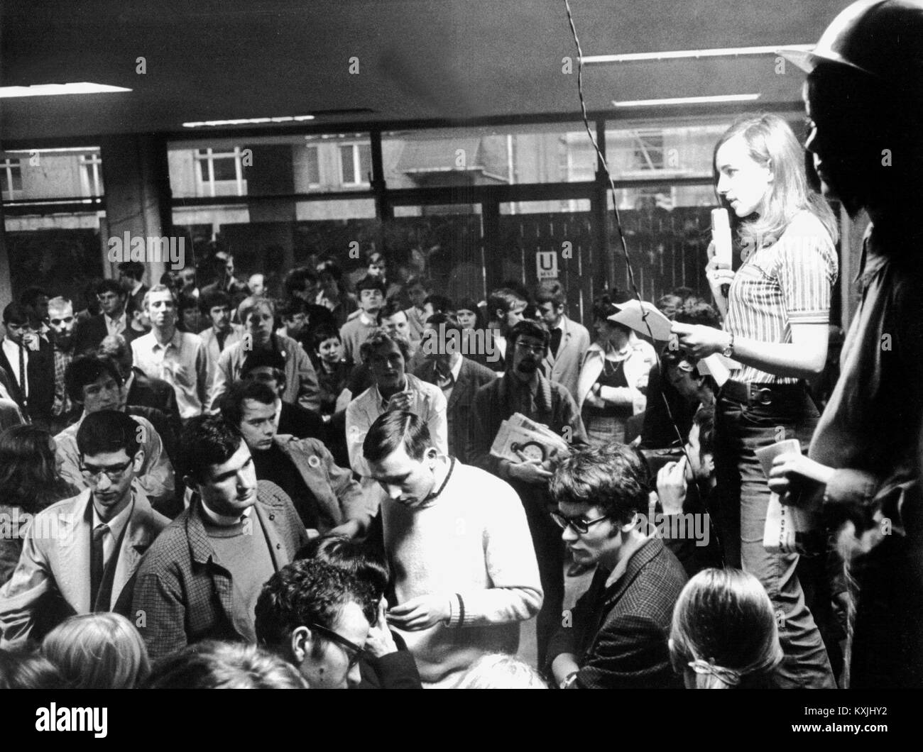 L'étudiant français Marie-Ange Roy (r) au cours de l'apprentissage à l'Université de Francfort, qui a précédé la manifestation. Avec une démonstration de solidarité le 6 mai 1968 devant le consulat général, les étudiants de Francfort en charge leurs camarades à Paris, qui ont manifesté contre la fermeture de la Sorbonne sur le même jour. Dans le monde d'utilisation | Banque D'Images