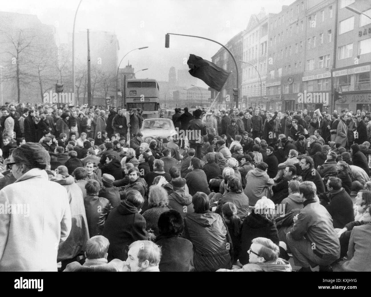 Manifestants le 3 février 1968 lors d'un sit-in sur Kantstraße à Berlin. Après avoir approuvé, une manifestation non violente au départ contre la dictature militaire en Grèce, plusieurs centaines de manifestants s'installe à Kurfürstendamm et érigé des barricades. La police a utilisé des canons à eau à plusieurs reprises dans le monde entier d'utilisation | Banque D'Images