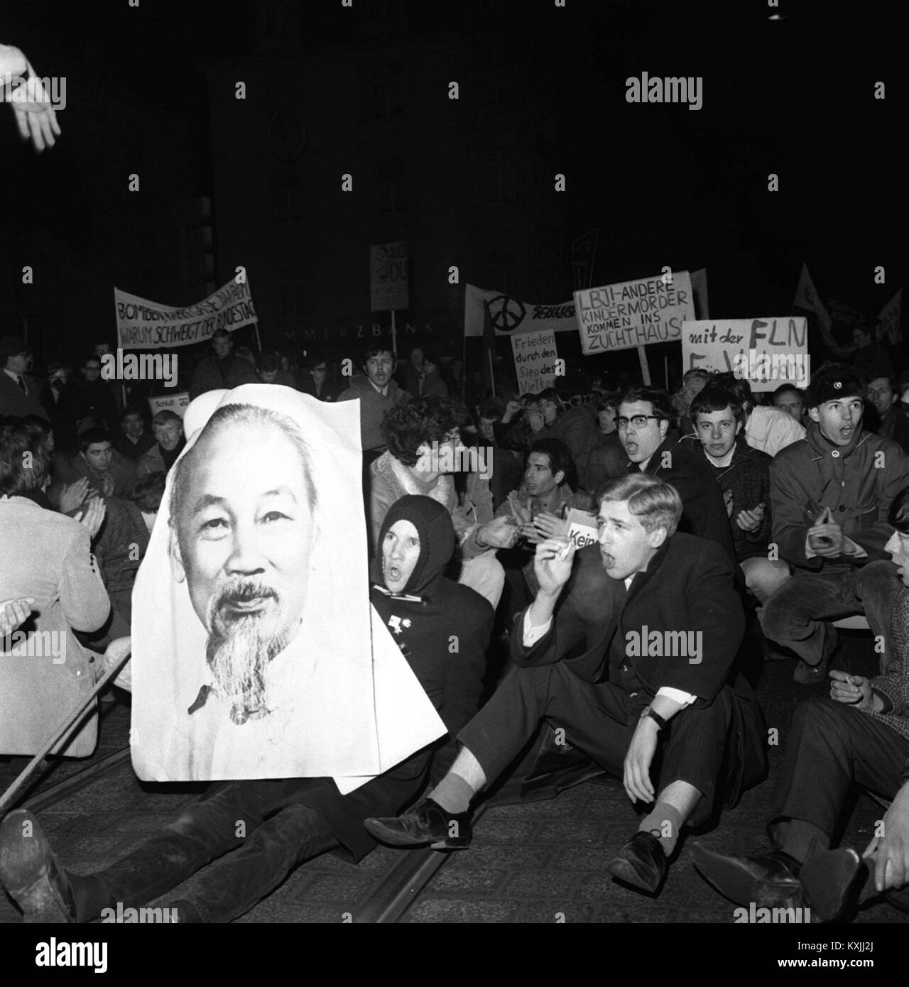 Les participants d'un Vietnam manifestation le 29 février 1968 à Francfort - Allemagne - bloquer le trafic après avoir appris que les élèves porte-parole Rudi Dutschke a été arrêté à son arrivée à Francfort. Dans le monde d'utilisation | Banque D'Images