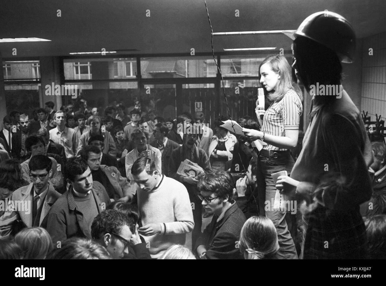 Étudiant Français Marie-Ange Roy prend la parole à l'apprentissage à l'Université Goethe de Francfort le 06 mai 1968. Environ 1 500 étudiants ont déclaré leur solidarité avec leurs collègues français, qui ont manifesté contre la fermeture de la Sorbonne sur le même jour. Dans le monde d'utilisation | Banque D'Images