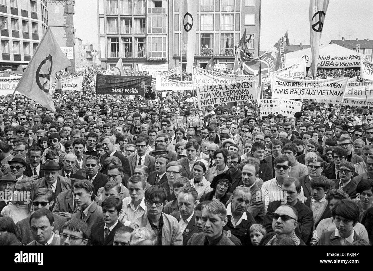 Mars et Pâques rassemblement à Roemerberg à Frankfurt am Main le 15 avril 1968. Dans le monde d'utilisation | Banque D'Images