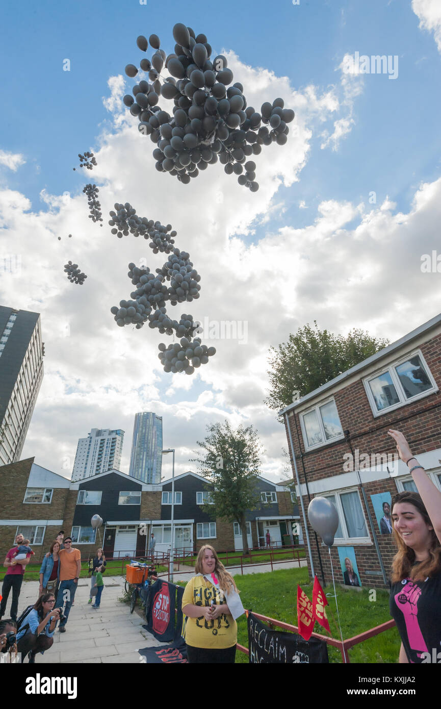 Focus E15 spectateurs assister comme les ballons de l'altitude sur les charpentiers Estate marquant les milliers d'expulsés et les sans-abri tout Londres. Banque D'Images