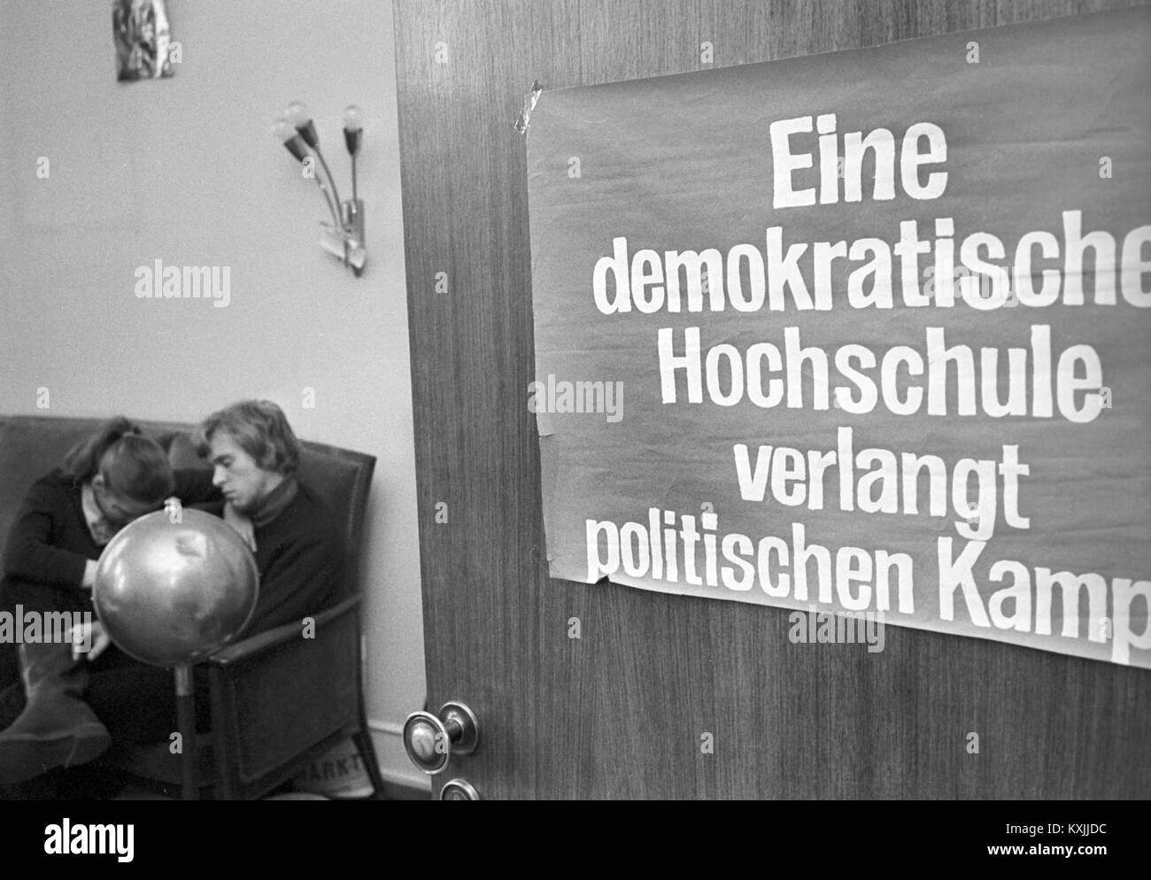 Slogan politique au rectorat porte "une université démocratique offres combat politique'. Un groupe d'étudiants lors d'un sit-in à l'Université de Cologne le 23 novembre 1968 pour faire appliquer une réunion interne devenir publique. Dans le monde d'utilisation | Banque D'Images