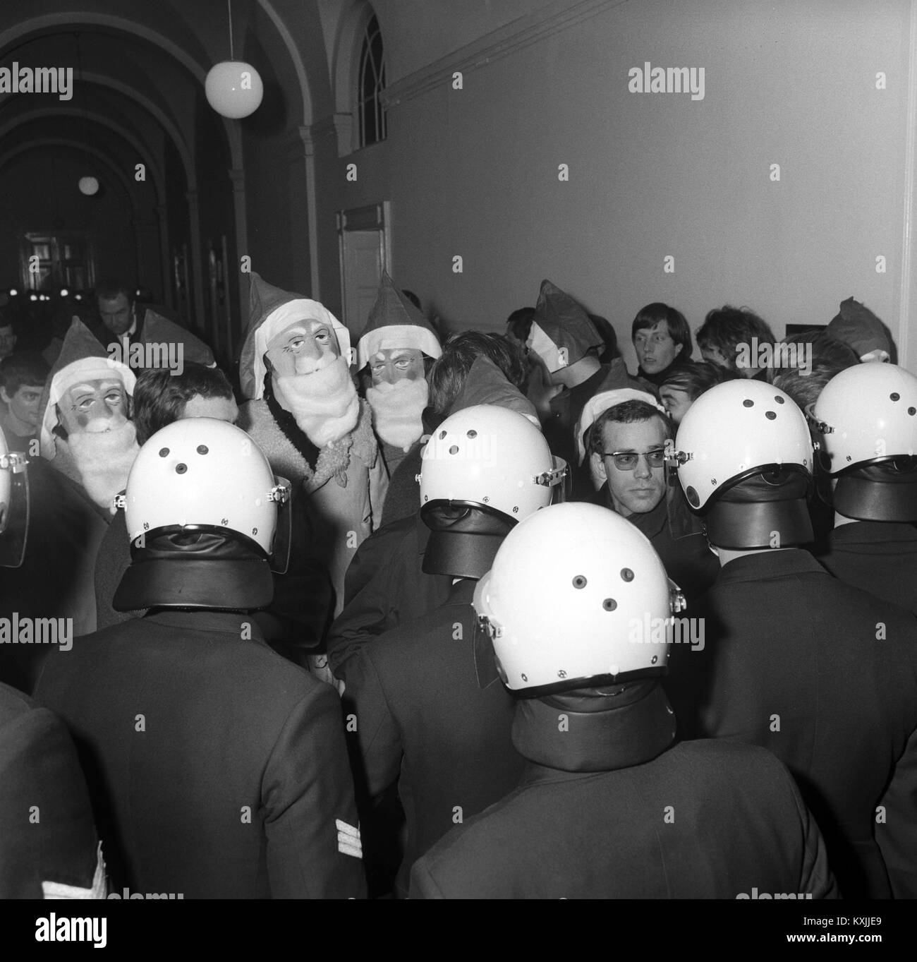 Certains étudiants habillés en Père Noël à assister au procès contre l'élève Cornelius Cordes à Hambourg le 18 décembre 1968. Ils n'étaient pas autorisés à entrer en raison de la congestion. Dans le monde d'utilisation | Banque D'Images