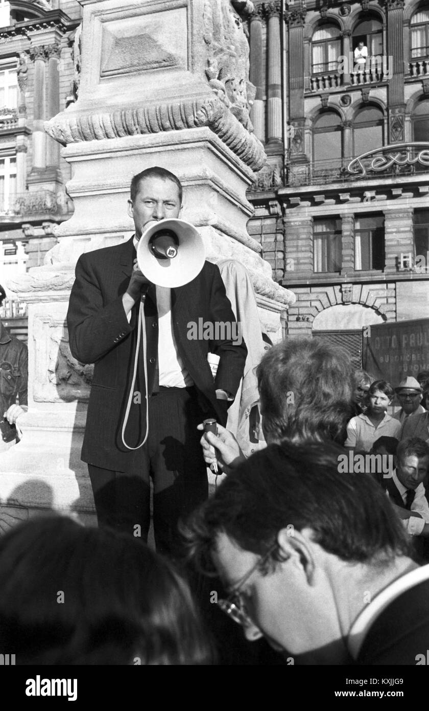 Avocat Heinrich Hannover parle pendant un mégaphone après le prononcé du jugement contre Daniel Cohn-Bendit. À sa droite SDD président Karl-Dietrich Wolff, au très bon leader étudiant Hans-Jürgen Krahl. L'Union des étudiants allemands socialistes (SDS) est titulaire d'un apprentissage à l'occasion du processus contre leader étudiant Daniel Cohn-Bendit le 27 septembre 1968 à Frankfurt am Main. Dans le monde d'utilisation | Banque D'Images