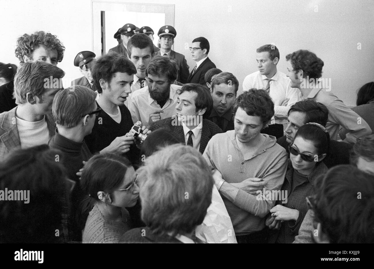 Discuter des visiteurs de la poursuite contre leader étudiant Daniel Cohn-Bendit (pas en photo). Il a dû faire face à l'accusation de désordre civil le 27 septembre 1968 à Francfort. Dans le monde d'utilisation | Banque D'Images
