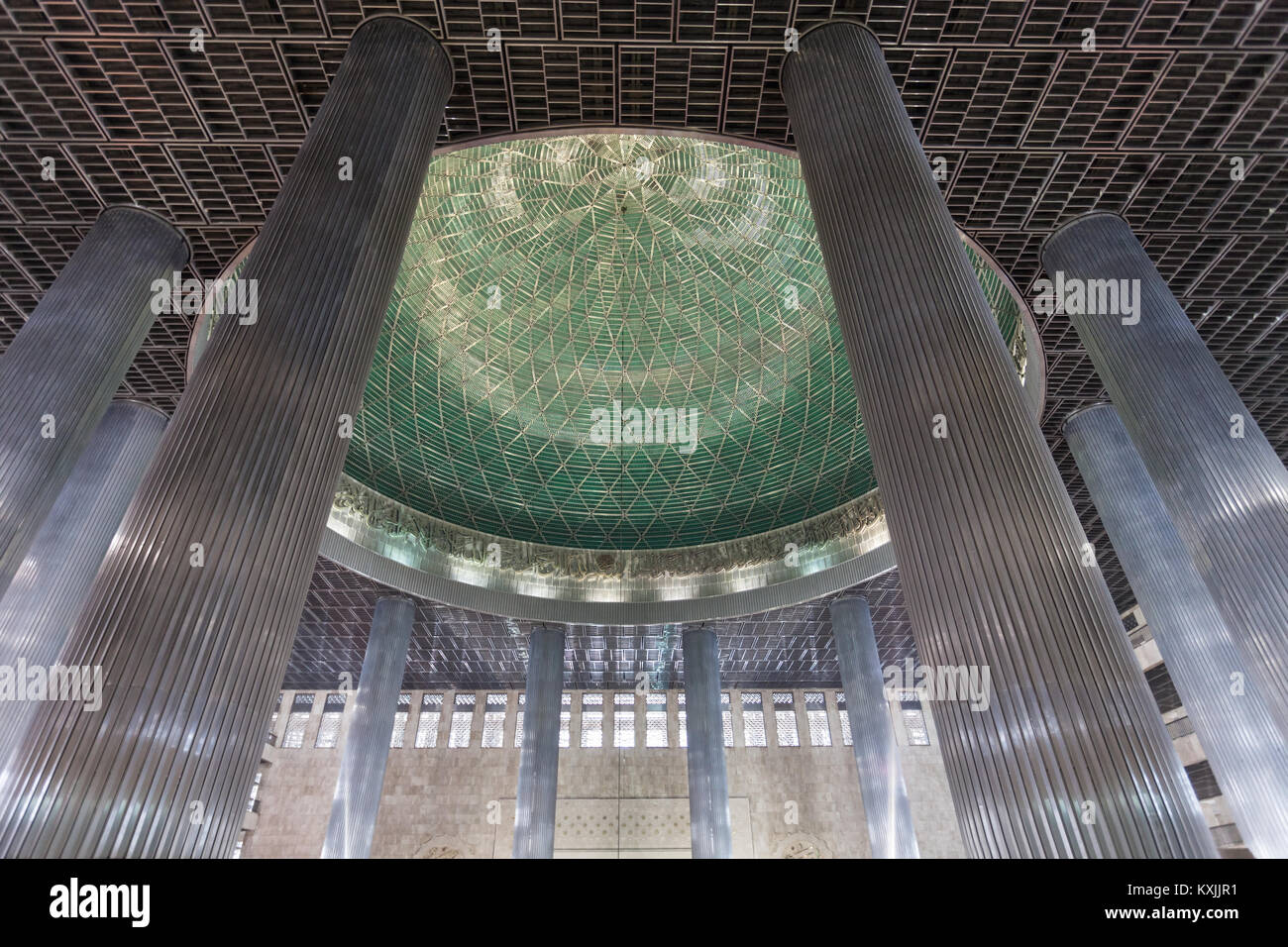 JAKARTA, INDONÉSIE - 19 octobre 2014 : La Mosquée Istiqlal à Jakarta, l'Indonésie est la plus grande mosquée d'Asie du sud-est. Banque D'Images