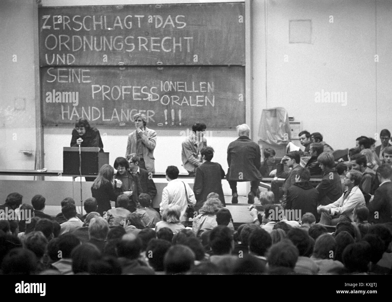 Apprentissage à l'Université de Frankfurt am Main le 04 juin 1969. Au tableau noir le slogan 'Smash le droit réglementaire et ses sbires de professeur/professionnel'. Dans le monde d'utilisation | Banque D'Images