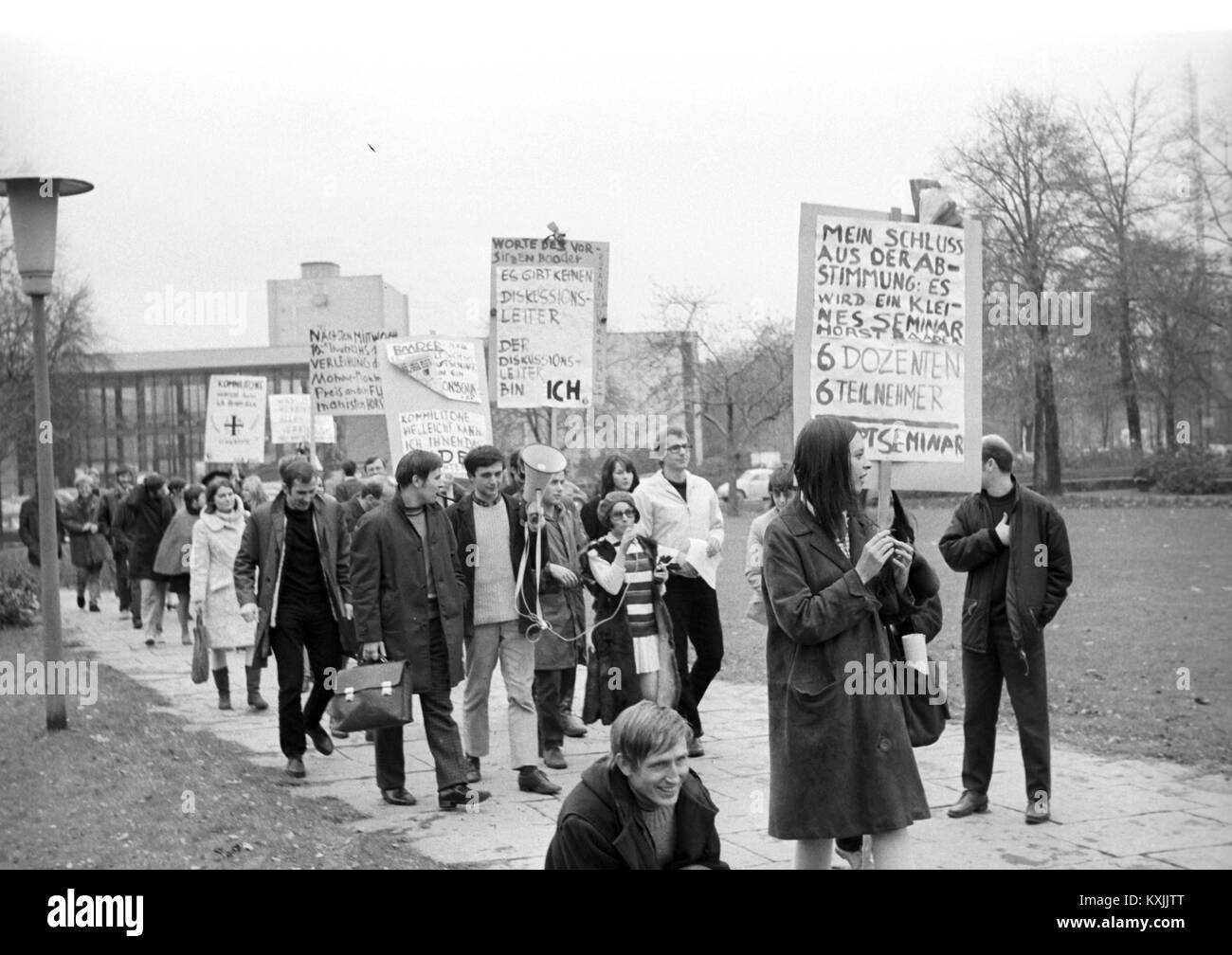 Environ 40 Romance philologues montrent pour la participation des étudiants à l'Université Libre de Berlin le 22 novembre 1968. Dans le monde d'utilisation | Banque D'Images