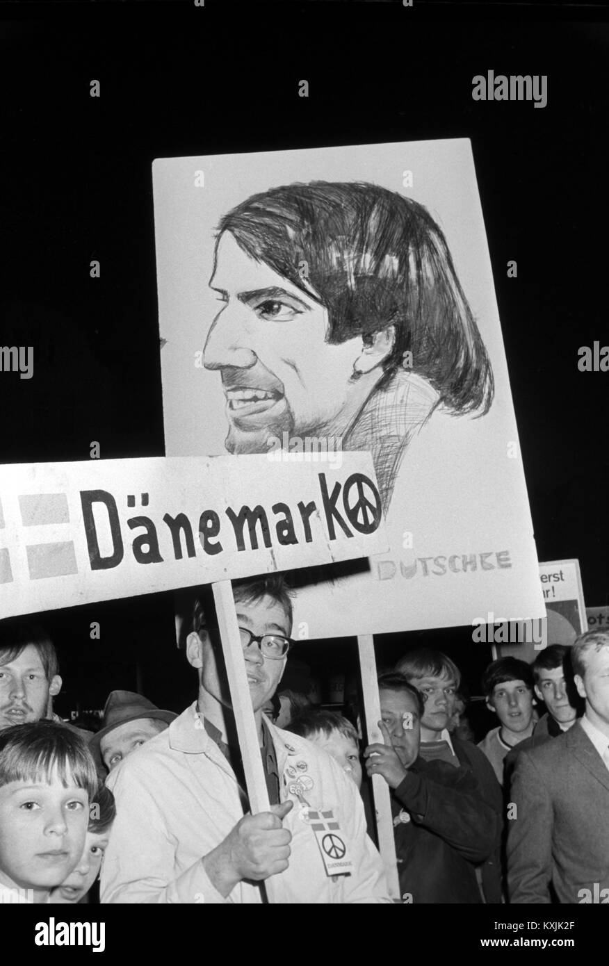 Participants danois de la mars Pâques avec un portrait de leader étudiant Rudi Dutschke, le 14 avril 1968 à Kiel. Les orateurs à la mars Pâques condamner l'assassinat de Martin Luther King, la tentative d'assassinat de Rudi Dutsche et la guerre du Vietnam. Dans le monde d'utilisation | Banque D'Images