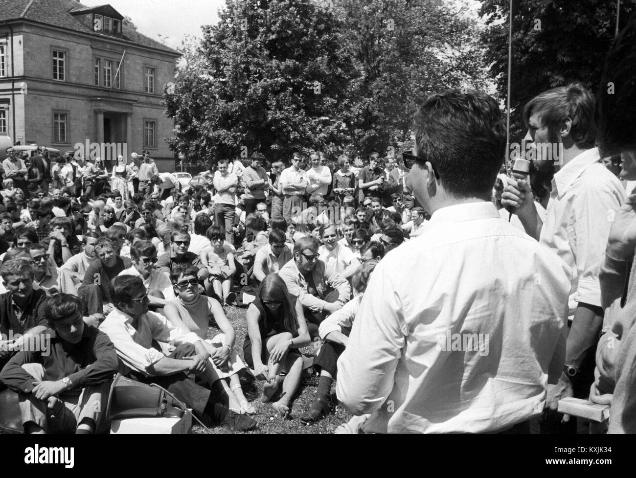 Les élèves de Tuebingen débat sur d'autres actions au cours d'un sit-in le 22 juin 1968. Le représentant des étudiants suivant déclaration du Conseil, la police a battu un étudiant lors de l'effacement d'une manifestation. Dans le monde d'utilisation | Banque D'Images