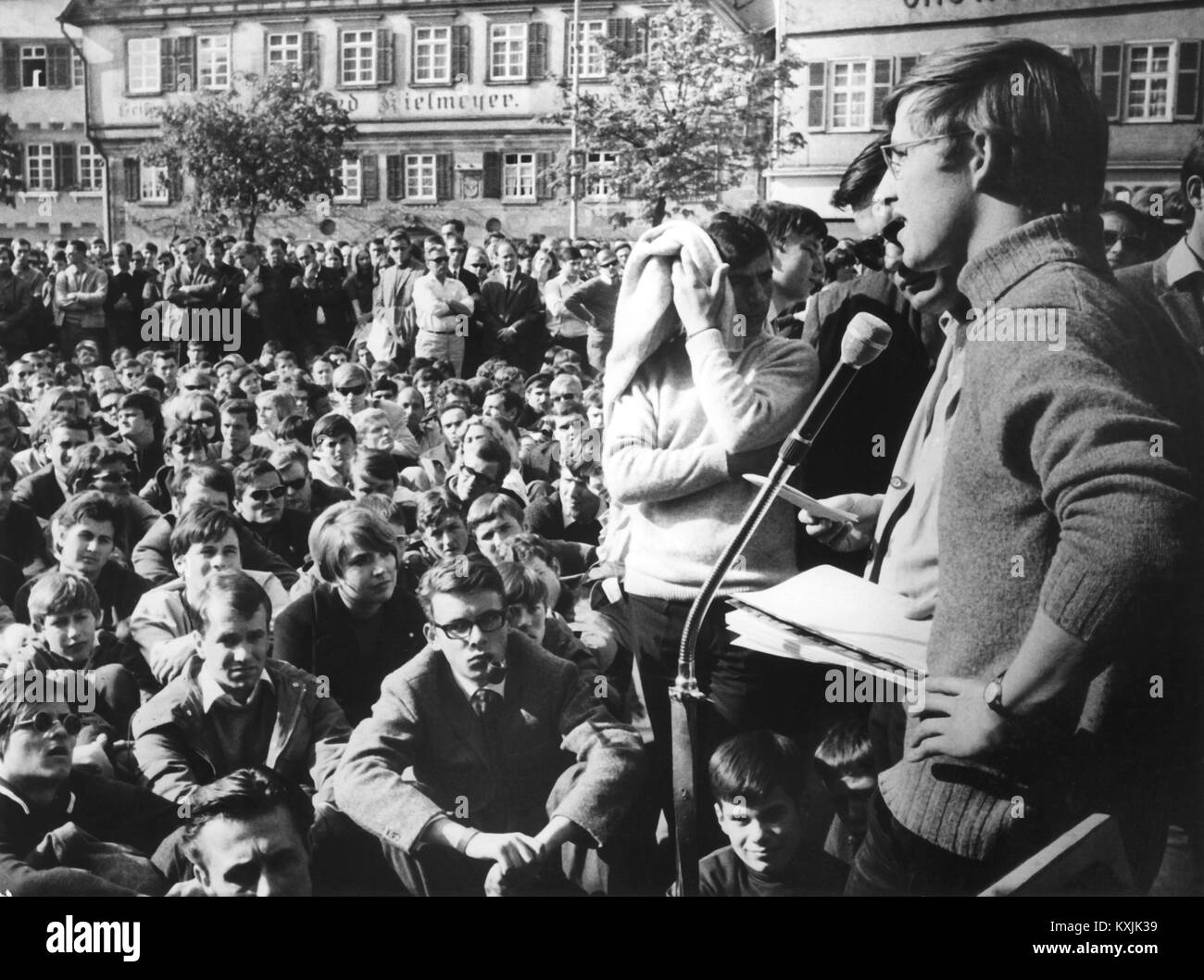 Le président de l'Union des étudiants allemands socialistes (SDS) Frank Wolff (r) parle en avril 1968 sur les participants de la section Enseignement en' à la place de l'hôtel de ville à Esslingen. Environ 500 étudiants et citoyens de la ville ont pris part à l'événement. Dans le même temps, la célébration de l'anniversaire d'Bechtle-Verlag ont eu lieu dans la Stadthalle. Dans le monde d'utilisation | Banque D'Images