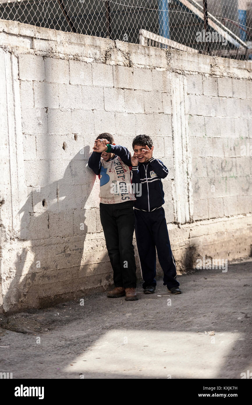 Jénine, Palestine, le 11 janvier 2011 : les garçons palestiniens du camp de réfugiés de Jénine Banque D'Images