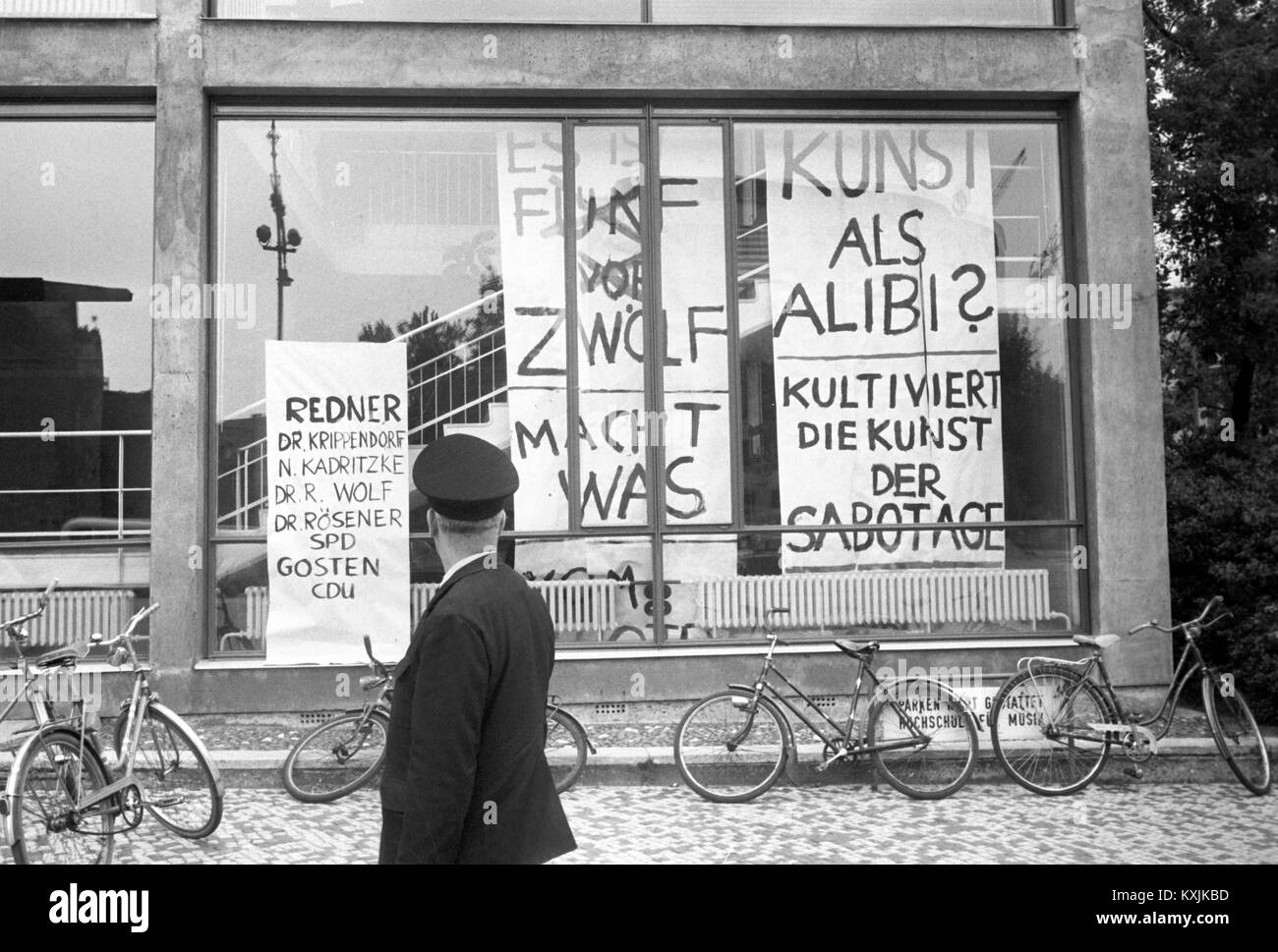 Un piéton en face du collège de musique de Berlin le 27 mai 1968. Une discussion de groupe sur les actes d'urgence allemande a eu lieu dans la salle de concert du collège de musique. Dans le monde d'utilisation | Banque D'Images