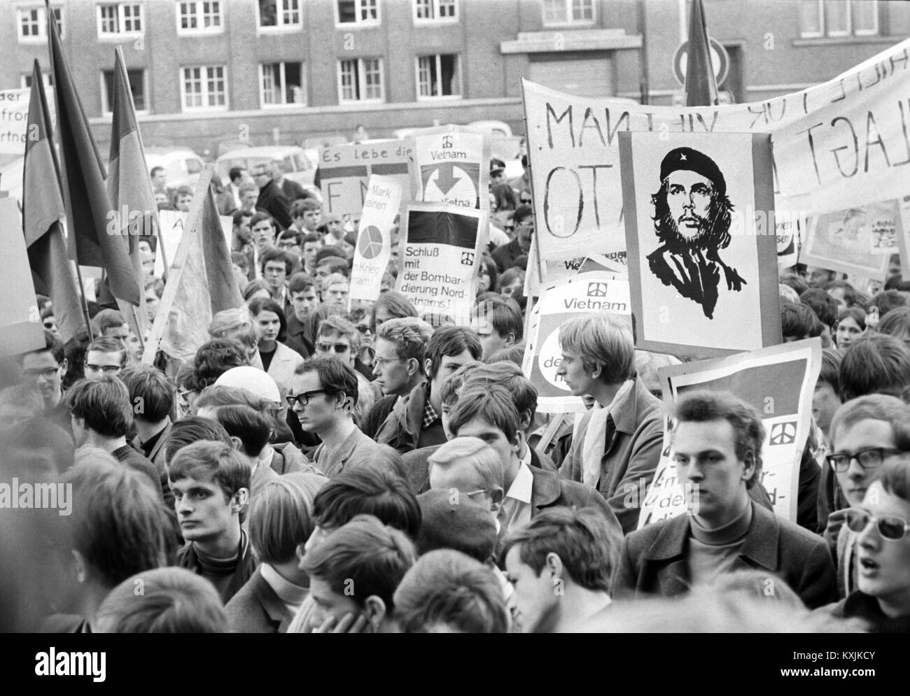 Environ 500 personnes manifestent contre la guerre du Vietnam à Kiel le 29 mars 1968. Dans le monde d'utilisation | Banque D'Images
