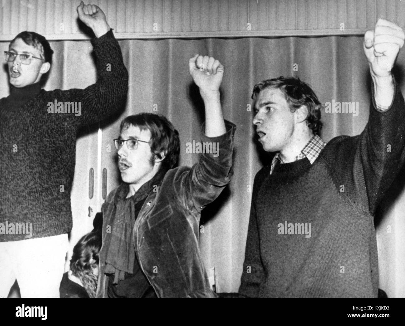 Présidents de la nouvellement élu de l'Union des étudiants allemands socialistes (l-r) Reinhard Wolff, Klaus Behnken et Udo Knapp le 19 novembre 1968 à Hanovre le chant "l'Internationale". Dans le monde d'utilisation | Banque D'Images