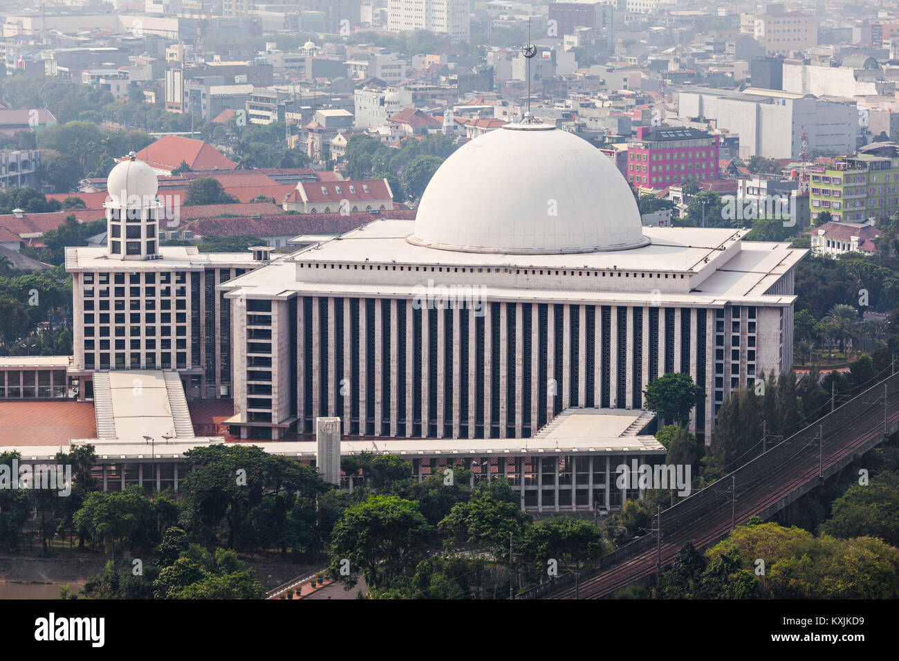 JAKARTA, INDONÉSIE - 21 octobre 2014 : Vue aérienne de la Mosquée Istiqlal. C'est la plus grande mosquée d'Asie du sud-est. Banque D'Images
