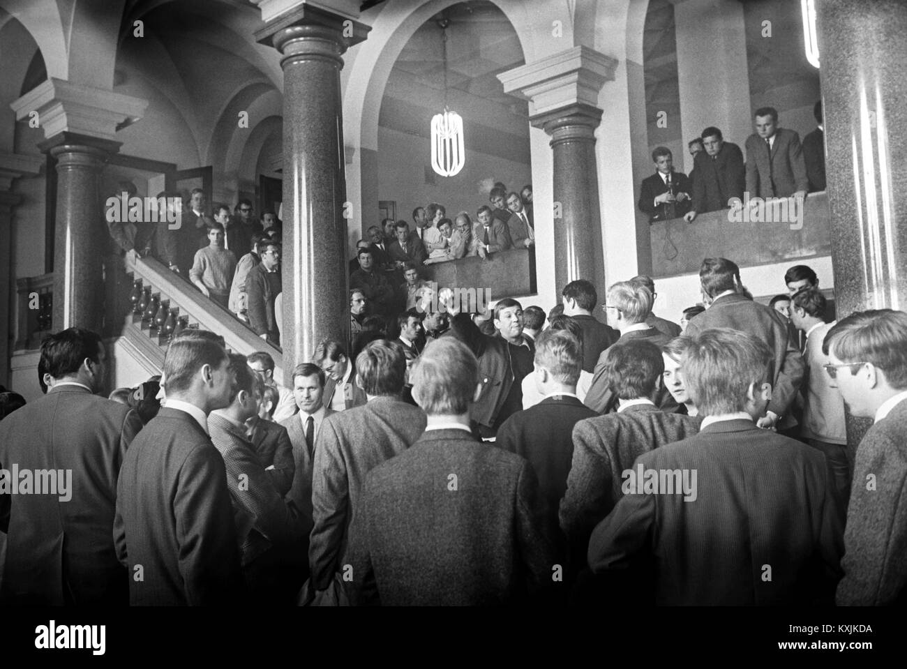 Les étudiants occupent le hall d'entrée du parlement de l'Etat à Düsseldorf pendant une heure le 12 juin 1968. Dans le monde d'utilisation | Banque D'Images