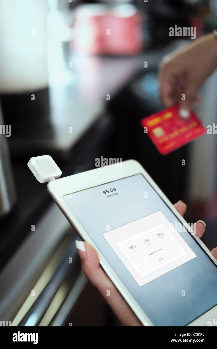Close up of young woman's hands holding digital tablet, une carte de crédit Banque D'Images